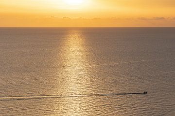 boot trekt streep op de zee tijdens zonsondergang op Cyprus