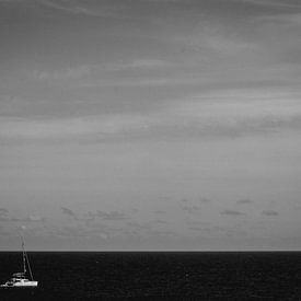 Bateau solitaire sur la mer Méditerranée sur Wilco de Haan