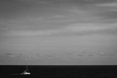 Bateau solitaire sur la mer Méditerranée