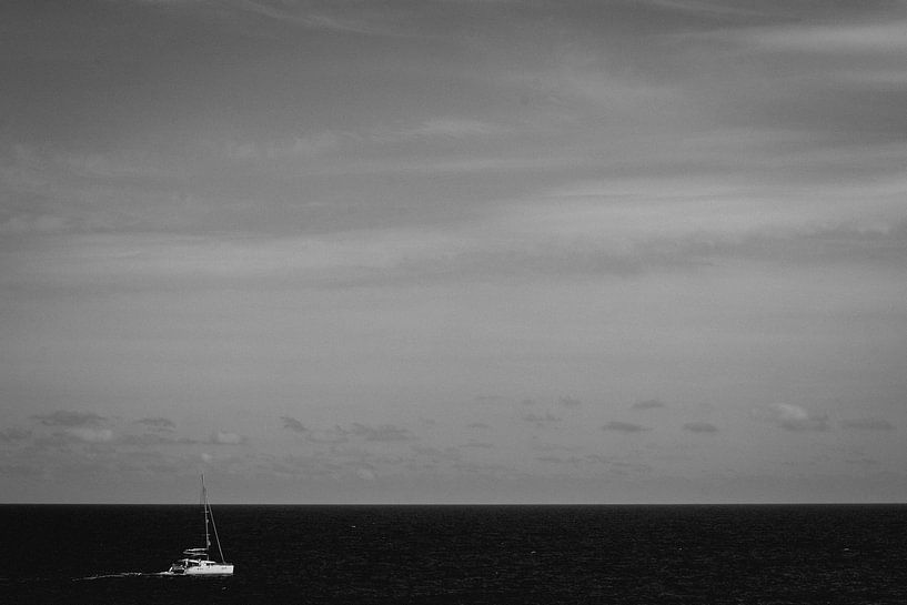 Eenzame boot op de Middellandse zee van Wilco de Haan