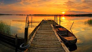 Boot am Steg im Sonnenuntergang