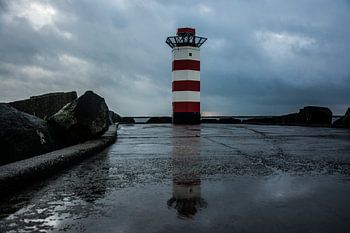 Havenlicht op de Noordpier Wijk Aan Zee in de storm