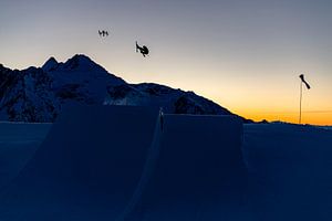 Skifahrer und Drohne