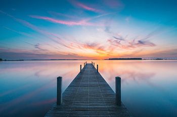 Ein friedlicher Blick vom Steg auf das Wasser