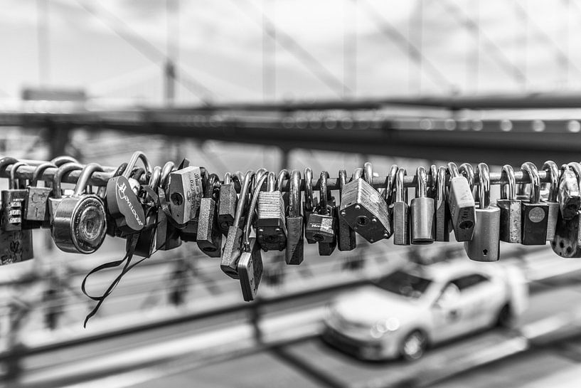 Liefdesslotjes aan de Brooklyn Bridge van Bert Nijholt
