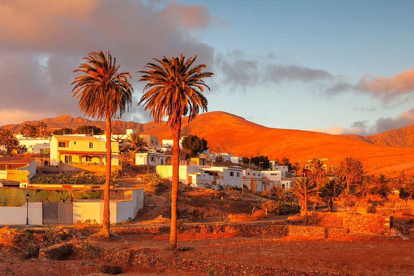 Village blanc au coucher du soleil par Markus Lange