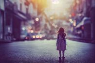 Klein meisje dat zich op een straat bevindt Illustratie van Animaflora PicsStock thumbnail