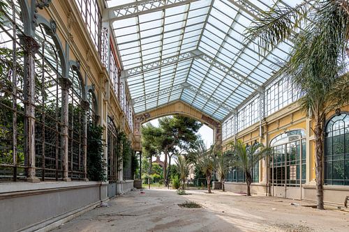 Verlaten royaal serregebouw in Barcelona