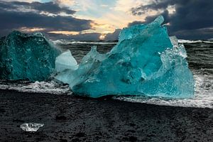 Blaues Eis an einem Strand Islands