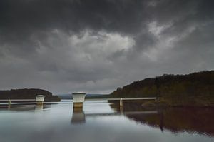 Bedrohliche Wolken über dem Gileppe-Reservoir