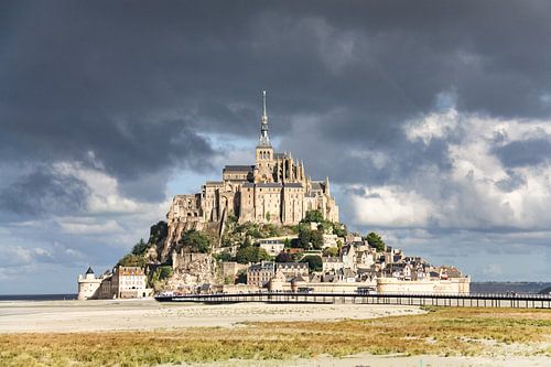 Mont Saint-Michel met donkere wolken