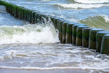 Buhne mit Welle an der Ostsee Hintergrund