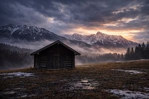 mystische Nebelstimmung in den Alpen