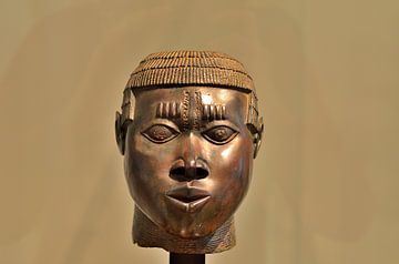 Bronzen Benin-beeld van Karel Frielink