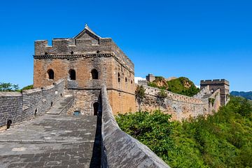 De Grote Muur bij Jinshanling in China van Roland Brack