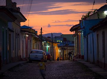 Zonsondergang in de kleurrijk straatje in  Trinidad, Cuba van Teun Janssen