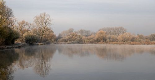 Winterse zonsopgang aan het meer