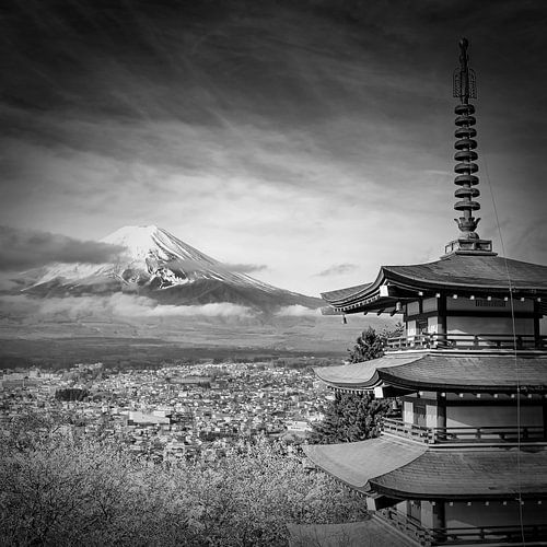 Prachtig uitzicht op de berg Fuji met de Chureito pagode tijdens het kersenbloesemseizoen | monochroom