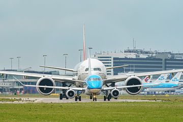 Klein en groot: KLM Embraer 175 en Emirates Boeing 777.