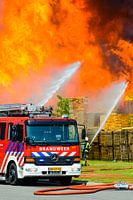 Brandweerauto voor een vlammenzee