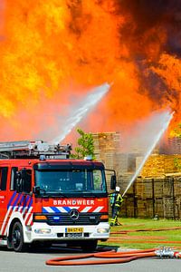 Brandweerauto voor een vlammenzee van Sjoerd van der Wal Fotografie