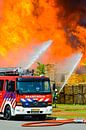 Véhicule de pompiers devant un incendie dans une zone industrielle par Sjoerd van der Wal Photographie Aperçu