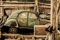 2CV Citroen in schuur