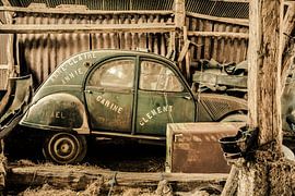 2CV Citroen in schuur van marco de Jonge