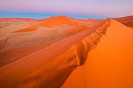 Zonsondergang boven rode zandduin Dune 45 - Sossusvlei, Namibië van Martijn Smeets thumbnail