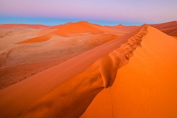 Zonsondergang boven rode zandduin Dune 45 - Sossusvlei, Namibië van Martijn Smeets