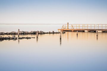 Der ruhige Grevelingen-See bei Sonnenuntergang von Claire van Dun