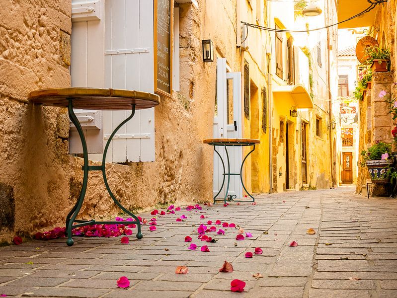 Steegje in Chania, Griekenland van Charlotte Dirkse