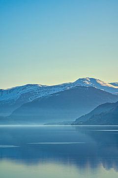 Het Oppstrynsvatnet meer in Noorwegen in de ochtenduren. van Martin Köbsch