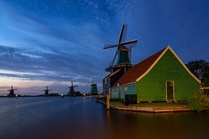 Zaanse Schans windmills - Blue hour sur Dick van Duijn