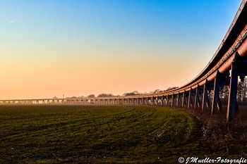 Magnetschwebebahn im Sonnenuntergang
