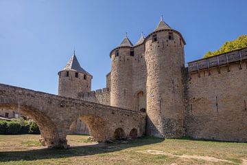 Brug naar kasteel Comtal in de oude stad Carcassonne in Frankrijk