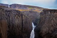 Gestructureerde basaltrotsen met watervallen in IJsland van Nic Limper thumbnail