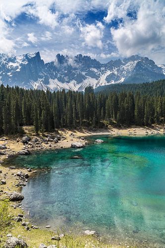 KARERSEE met achtergrond van bergen 
