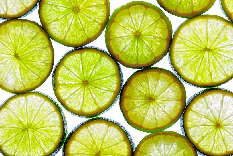 Collage de tranches de citron vert sur fond blanc. par Carola Schellekens