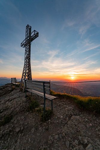 Hochgrat-topkruis met uitzicht op het Bodenmeer bij zonsondergang