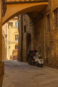 Eine typisch italienische Straße in Sienna, Toskana, Italien