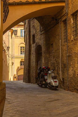 Een typisch Italiaans straatje in Sienna, Toscane, Italië