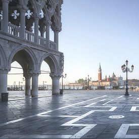 Venedig in der Morgendämmerung, Dogenpalast und Markusplatz. Italien von Stefano Orazzini
