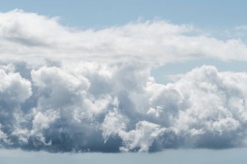 Hemelse Hoogten Wolkenspel in Blauw en Wit