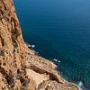 Steile Klippe und Blick auf das blaue Meer von Adriana Mueller