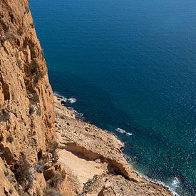 Falaise abrupte et vue sur la mer bleue sur Adriana Mueller