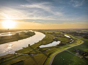 Sonnenaufgang über dem Fluss IJssel im IJsseldelta im Herbst