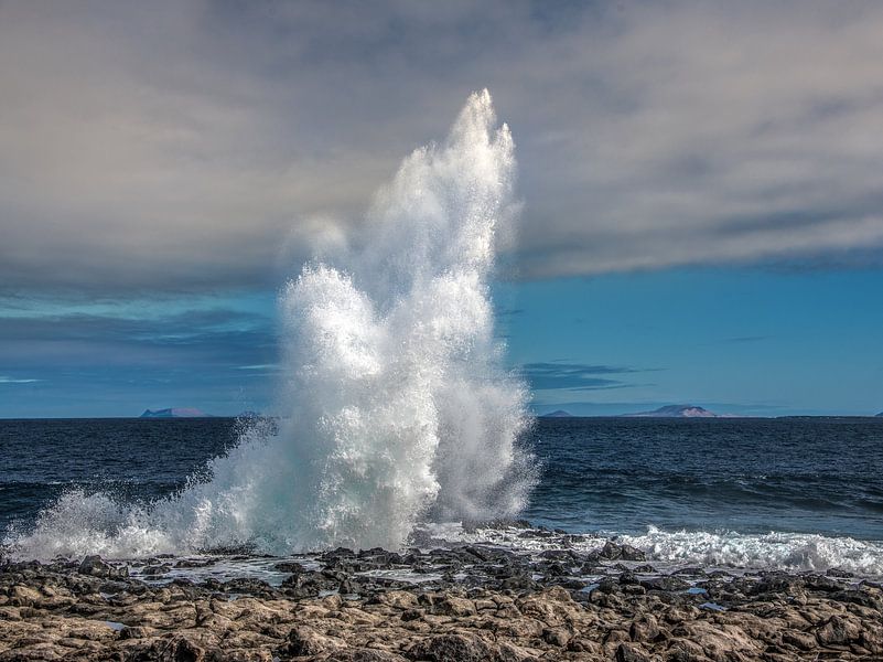 Hoog opspattende golf aan de noordkust van Lanzarote von Harrie Muis