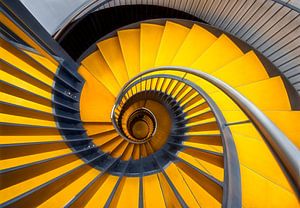Gelbe Design-Spindeltreppe