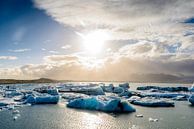 Icebergs flottant dans le lagon du glacier Jokulsalon en Islande. par Sjoerd van der Wal Photographie Aperçu